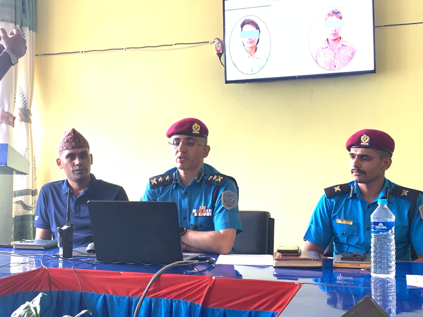 फोनमा ठुलो स्वरमा कुरा गरेको विषयमा लिएर आफ्नै सहकर्मीले चक्कु प्रहार