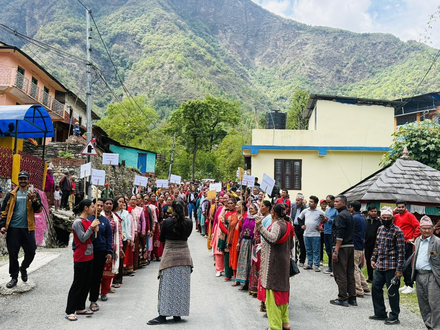 सामाजिक सञ्जालमार्फत भ्रम सिर्जना गर्ने काम भएको भन्दै गलकोटका स्थानीयले  विरोध प्रदर्शन