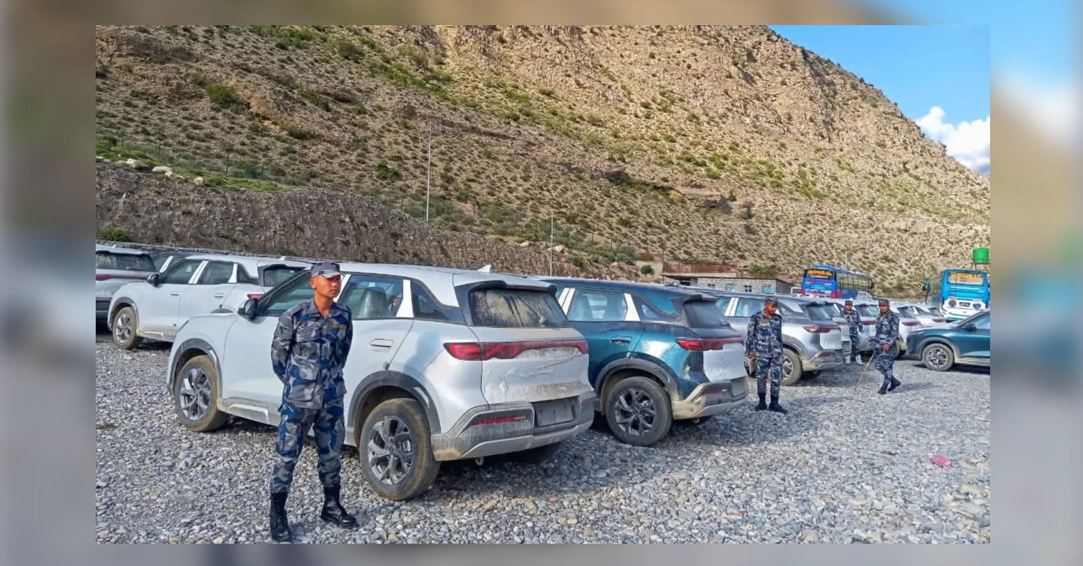 भन्सार छलीको आशंकामा  कोरोला नाकाबाट भित्रिएका ७७४ बिद्युतीय गाडी सशस्त्रको नियन्त्रणमा