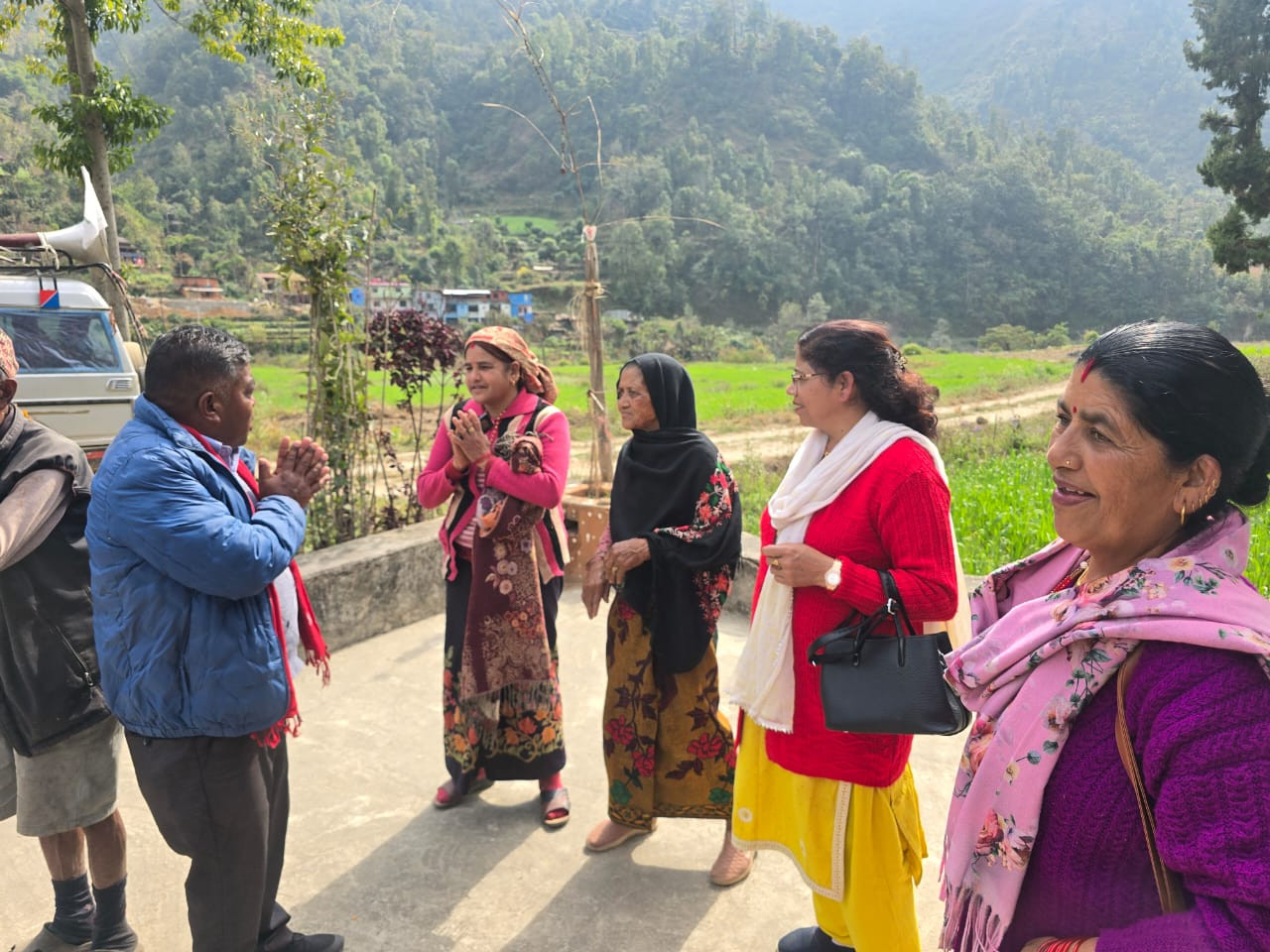 काँग्रेसको चुनावी अभियान बरेङमा घरदैलोमा व्यस्त उम्मेदवार