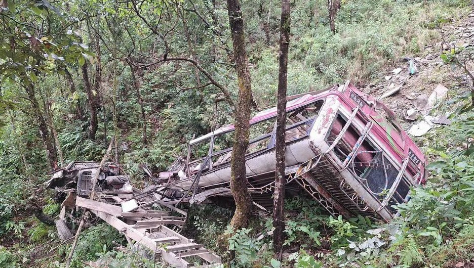 पोखरामा   स्कुल बस दुर्घटना ५ जनाको मृत्यु २० घाइते